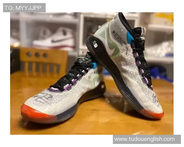 球星亲穿亲签足球鞋独家展示全方位高清图片尽显个人风采与独特设计 球星亲穿亲签足球鞋独家展示全方位高清图片尽显个人风采与独特设计