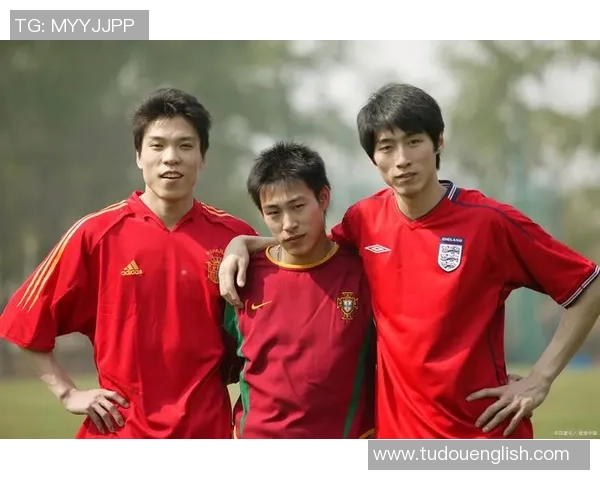 足球场上的明星风采 男足球员展现拼搏精神与魅力