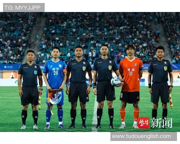 足球巨星加盟新队首日实录：穿上新战袍感受球队文化与球迷热情