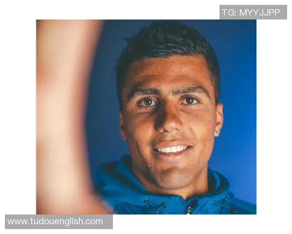 帕尼尼球星卡收藏系列聚焦足球明星罗德里独特魅力与价值解析 帕尼尼球星卡收藏系列聚焦足球明星罗德里独特魅力与价值解析