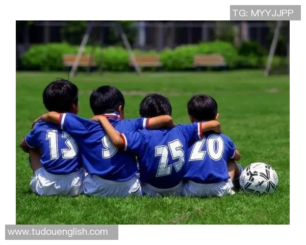 从小场地到绿茵场 球星童年足球训练的点滴历程与成长轨迹